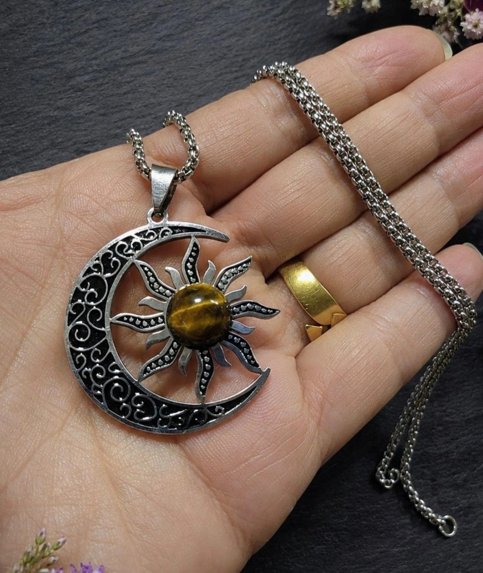 Colgante de acero luna y sol con piedra ojo de tigre
